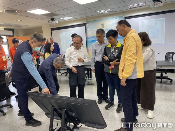 ▲▼交通部政務次長陳彥伯今天前往台灣燈會指揮中心。（圖／交通部提供）