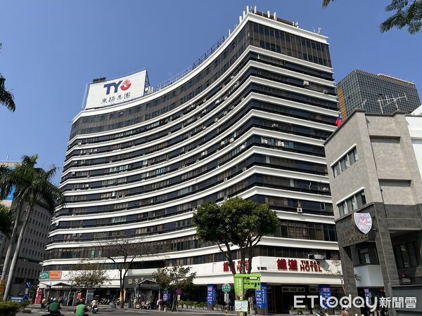 ▲台南市北區國賓大樓一處套房長年閒置，長期被陳男偽造租約入住數年，直到屋主南下查處屋況才發現=力報警查處。（記者林東良翻攝）