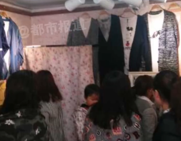 ▲董娜從夜市擺攤起家。（圖／翻攝自微博）