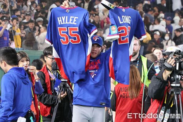 ▲中華隊林維恩將傷退隊友球衣高舉。（圖／記者林敬旻攝）