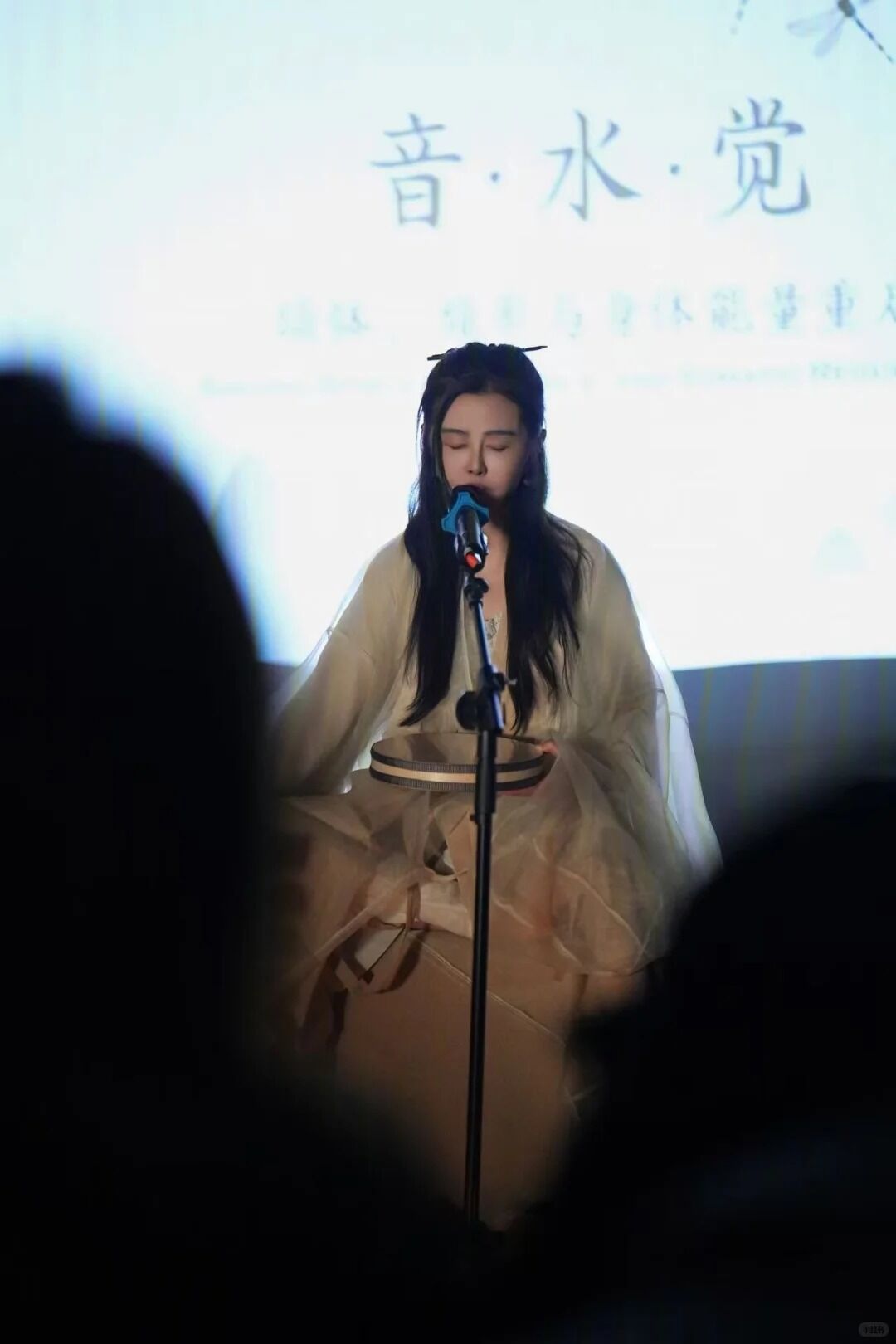 ▲▼59歲王祖賢現身頌缽會美照瘋傳。(圖/翻攝自小紅書)