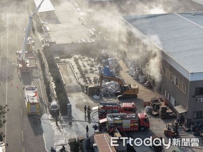 快訊／雲林斗六工廠起火！天花板堆大量木屑悶燒　濃煙狂竄