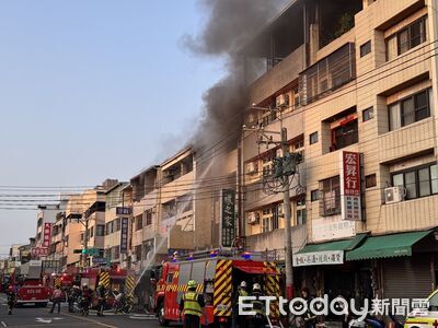 台中北屯軍功路公寓火警！3樓火舌狂竄　疑「沖天炮」飛入室內