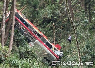 快訊／南投杉林溪森林遊樂區巴士墜山谷傳9傷　消防搶救中