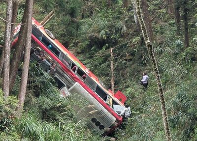 杉林溪遊園巴士墜10m深谷！乘客4重傷、2輕傷　1男命危搶救中