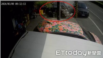 斗六轎車失控撞進禮儀社！車頭撞爛一片狼藉　駕駛受困送醫