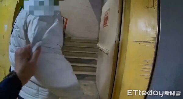 ▲林男攜帶空氣槍、鎮暴槍到獅子林大樓某電玩店蒐證，遭警方帶回調查。（圖／記者張君豪翻攝）