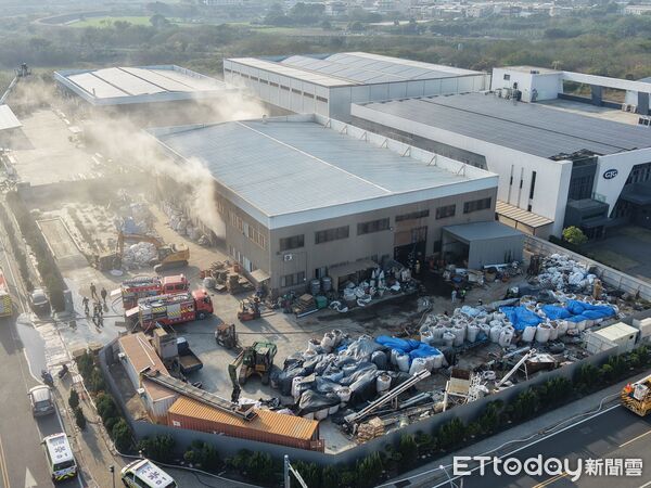 ▲▼雲林斗六一處工廠起火。（圖／記者游瓊華翻攝）