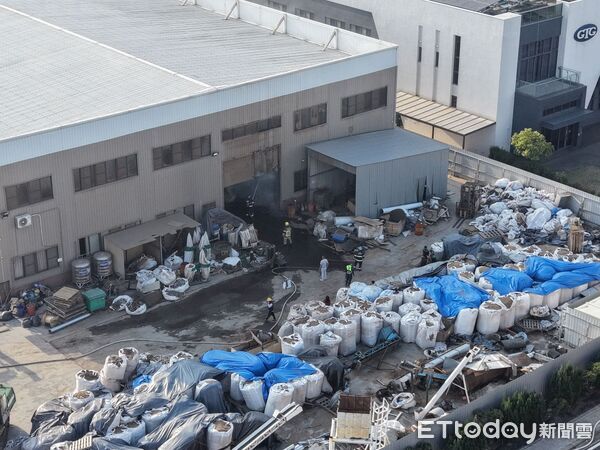 ▲▼雲林斗六一處工廠起火。（圖／記者游瓊華翻攝）