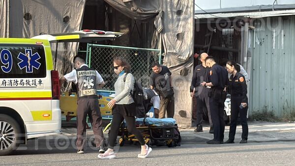 ▲女騎士不明原因就連人帶車倒在路邊             。（圖／記者吳奕靖翻攝）