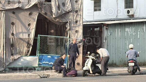 ▲女騎士不明原因就連人帶車倒在路邊             。（圖／記者吳奕靖翻攝）
