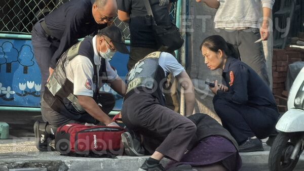 ▲女騎士不明原因就連人帶車倒在路邊             。（圖／記者吳奕靖翻攝）
