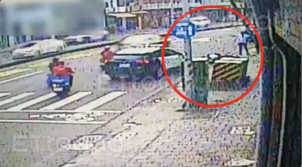 ▲女騎士不明原因就連人帶車倒在路邊             。（圖／記者吳奕靖翻攝）