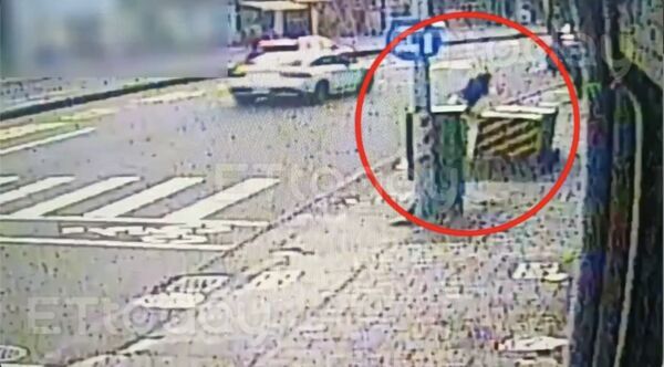 ▲女騎士不明原因就連人帶車倒在路邊             。（圖／記者吳奕靖翻攝）