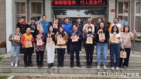 ▲婦女節前夕關山警溫馨送禮。（圖／記者楊晨東翻攝）