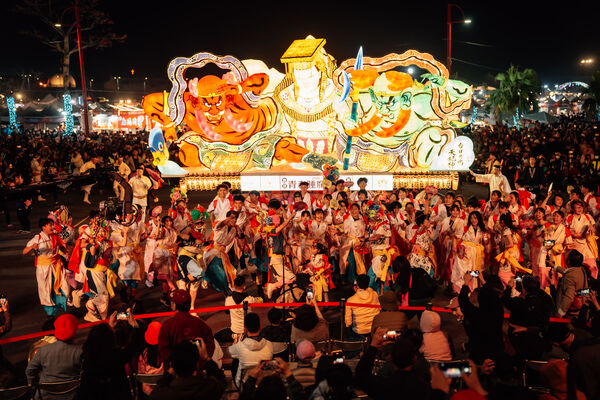 ▲▼2026台灣燈會昨（7）日單日賞燈人次突破200萬，而當日高潮便是嘉義縣政府與文化總會在晚間共同舉辦的「TEAM TAIWAN大遊行」，邀請青森睡魔抵嘉、紙風車劇團、即將成真火舞團、中華職棒應援團等超過30組演出團隊、逾千名演出者共襄盛舉。（圖／文總提供）