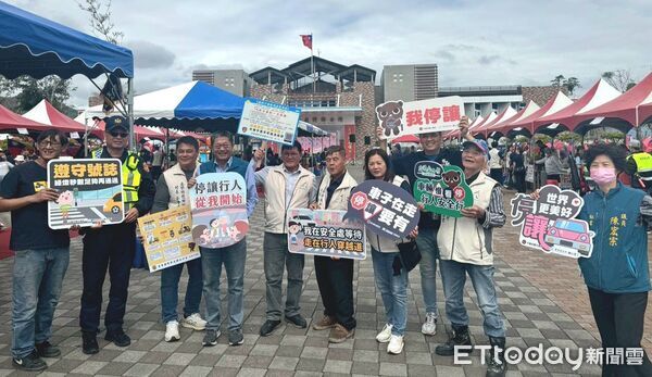 ▲關山警提醒防詐與交通安全。（圖／記者楊晨東翻攝）