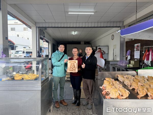 ▲▼花蓮分署前往台東縣池上鄉「雞世界商號」頒贈「友善黑熊夥伴」掛牌。（圖／花蓮分署提供，下同）