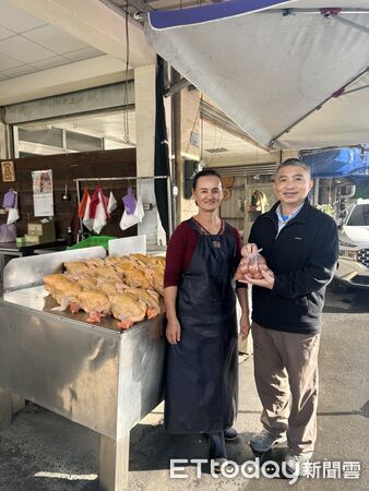 ▲▼花蓮分署前往台東縣池上鄉「雞世界商號」頒贈「友善黑熊夥伴」掛牌。（圖／花蓮分署提供，下同）