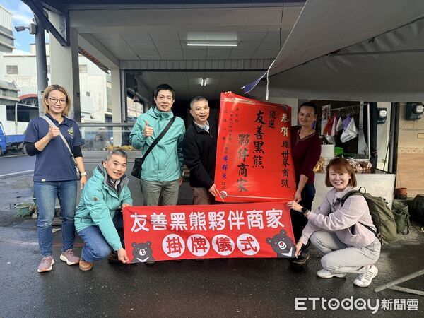 ▲▼花蓮分署前往台東縣池上鄉「雞世界商號」頒贈「友善黑熊夥伴」掛牌。（圖／花蓮分署提供，下同）