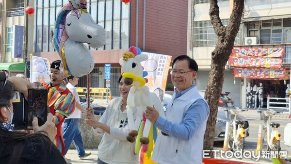 ▲▼   張啓楷、林昱孜東區服務處揭牌 結合婦女節派對宣示打造親子友善嘉義市  。（圖／記者翁伊森翻攝）