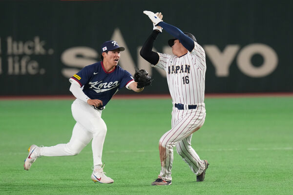 ▲▼大谷翔平扭身玩「鬼抓人」迷因瘋傳　被金慧成觸殺。（圖／達志影像／美聯社）