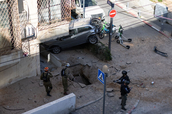 ������������ɫ�аl����һ�B���w����ײ���c����ɫ���в�������һ�����ӡ����D��·͸��