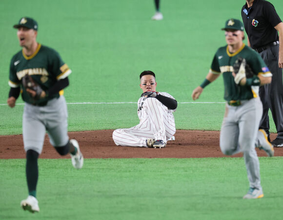 ▲日本隊牧秀悟在滿壘時刻且輪到大谷翔平打擊時離壘過遠遭牽制出局。（圖／達志影像／美聯社）