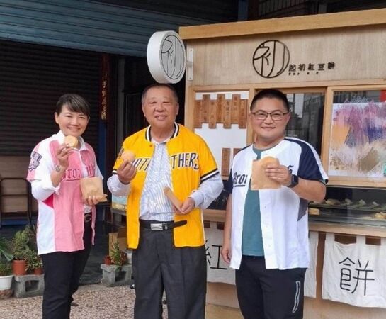 ▲彰化花壇兌換祭品文將發送紅豆餅。（圖／翁啟祐提供）