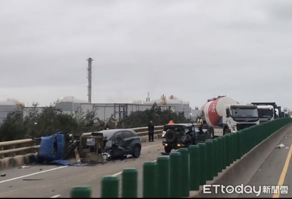 ▲台61線桃園觀音段重大車禍，至少4車碰撞。（圖／民眾提供）