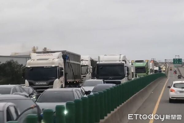 ▲台61北上全線封閉，車流回堵。（圖／民眾提供）