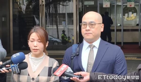 ▲柯文哲委任律師向法院提呈聲請解除限制出境出海狀。（圖／記者黃哲民攝）