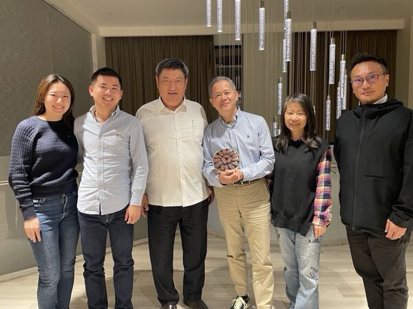 ▲▼駐沙烏地阿拉伯代表張治平（左三）偕同仁探視滯留卡達國人。（圖／外交部提供）