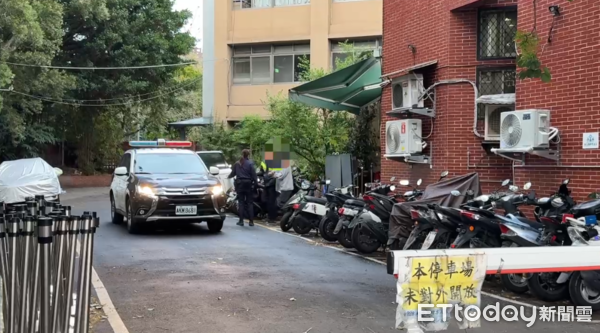 [新聞] 快訊／男凌晨持刀闖總統府！遭維安人員 - 八卦 - PTT.BEST 批踢踢爆文 2