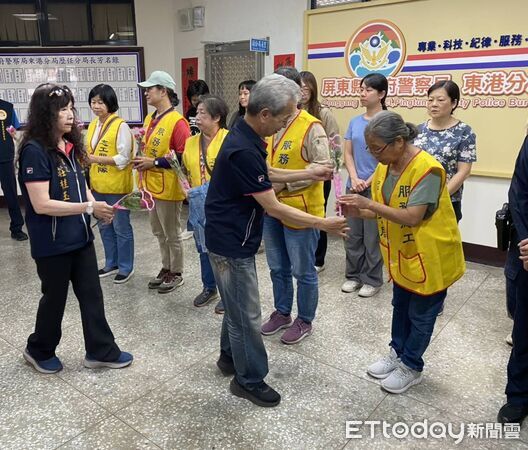 ▲東港警志工東港鎮海公園淨灘。（圖／記者陳崑福翻攝）