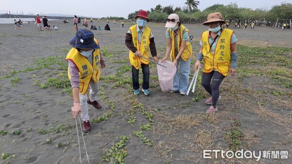 ▲東港警志工東港鎮海公園淨灘。（圖／記者陳崑福翻攝）