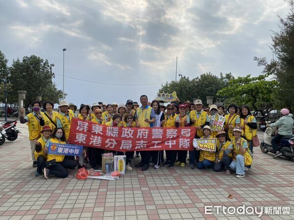 ▲東港警志工東港鎮海公園淨灘。（圖／記者陳崑福翻攝）