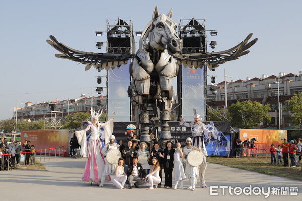 ▲▼  台灣燈會「獨嘉」亮相！法國巨型「飛天白馬」空降嘉義 點亮科技與藝術之翼  。（圖／嘉義縣政府提供）