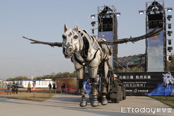 ▲▼  台灣燈會「獨嘉」亮相！法國巨型「飛天白馬」空降嘉義 點亮科技與藝術之翼  。（圖／嘉義縣政府提供）