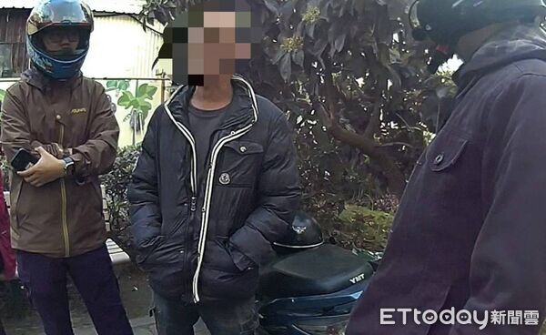 ▲台南市警六分局鹽埕派出所員警在南區金華路段攔查可疑男子，查出對方竟是通緝犯。（記者林東良翻攝，下同）