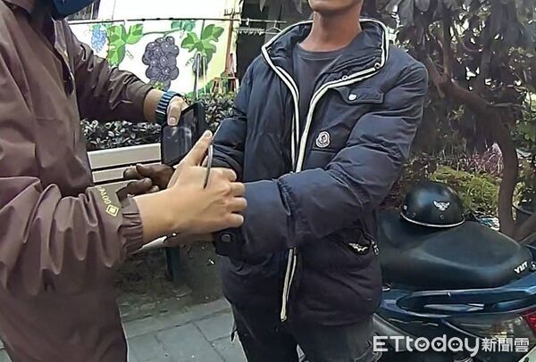 ▲台南市警六分局鹽埕派出所員警在南區金華路段攔查可疑男子，查出對方竟是通緝犯。（記者林東良翻攝，下同）