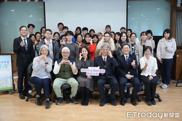 ▲謝安妮獲傑出校友，頒獎典禮中由慈濟大學副校長陳宗鷹親自頒獎。（圖／慈濟大學提供，下同）