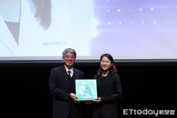 ▲謝安妮獲傑出校友，頒獎典禮中由慈濟大學副校長陳宗鷹親自頒獎。（圖／慈濟大學提供，下同）