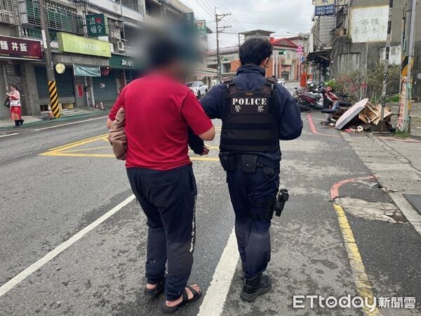 ▲視障男丟失導盲杖，迷途路旁。（圖／大園警分局提供