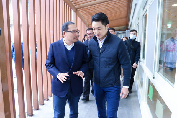 ▲蔣萬安、侯友宜今日上午一同參訪新北埔墘公托中心、莊敬公共托育中心。（圖／新北市府提供）