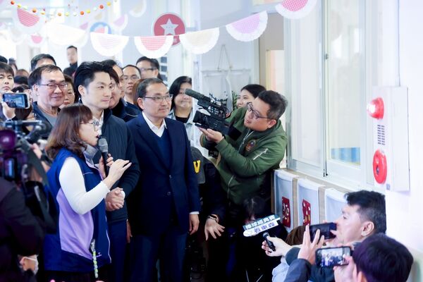 ▲蔣萬安、侯友宜今日上午一同參訪新北埔墘公托中心、莊敬公共托育中心。（圖／新北市府提供）