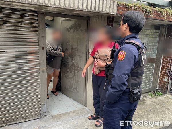 ▲警員一眼認出助其返家。（圖／八德警分局提供）