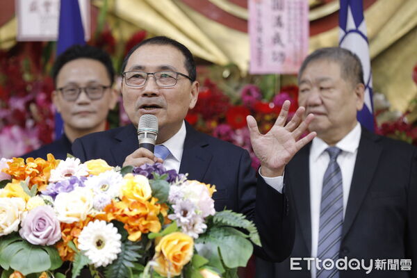 ▲新北市長侯友宜（中）與新北市議會議長蔣根煌（右）。今日舉辦就職暨交接典禮，國民黨主席鄭麗文、新北市長侯友宜，以及即將代表國民出戰新北長選舉的李四川都到場。（圖／記者湯興漢攝）