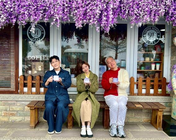 ▲王瞳與小鹿、阿甘到嘉義瑞里春遊。（圖／民視提供）