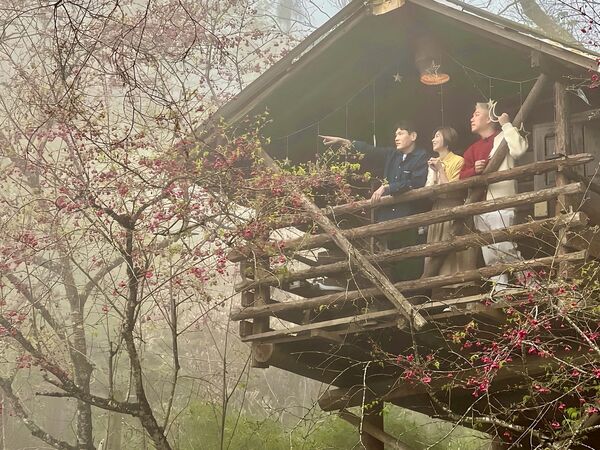 ▲王瞳與小鹿、阿甘到嘉義瑞里春遊。（圖／民視提供）